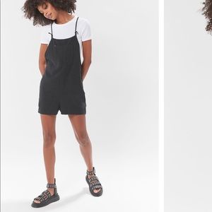 URBAN OUTFITTERS BLACK OVERALLS